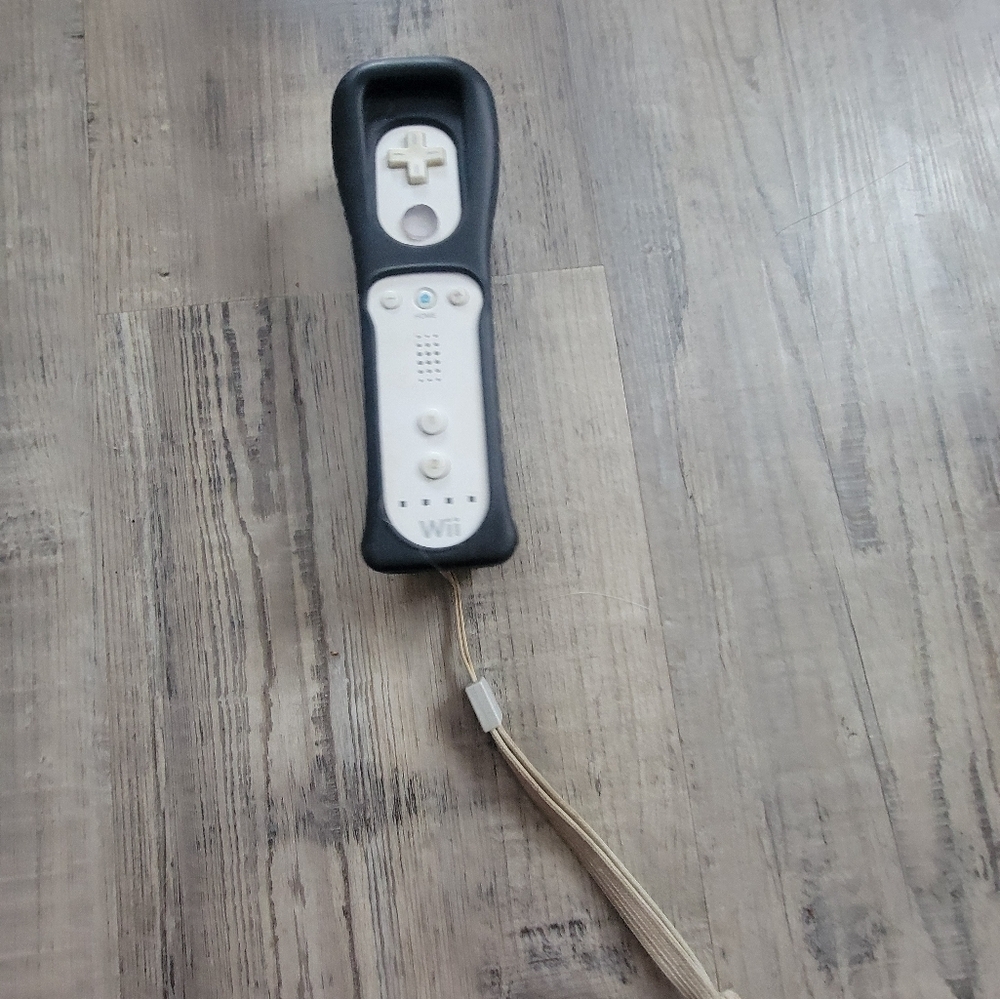 White wii remote with Black case